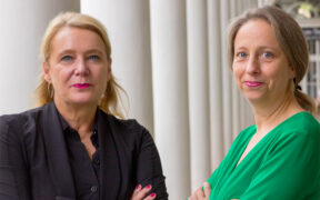 Beate Heine (l) und Dorothea Hartmann (r) vor ihrer neuen Arbeitsstätte