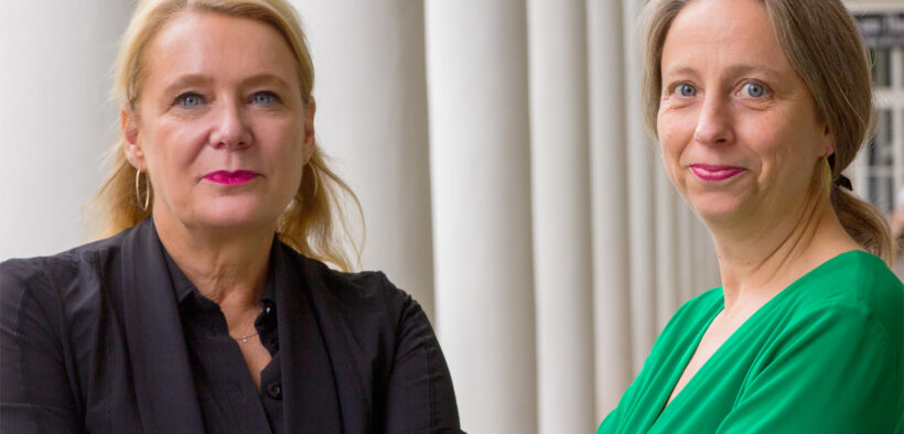 Beate Heine (l) und Dorothea Hartmann (r) vor ihrer neuen Arbeitsstätte